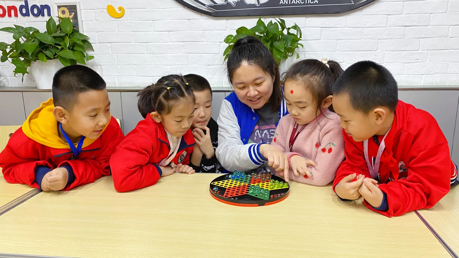 NC少儿托管中心老师陪伴孩子日常活动